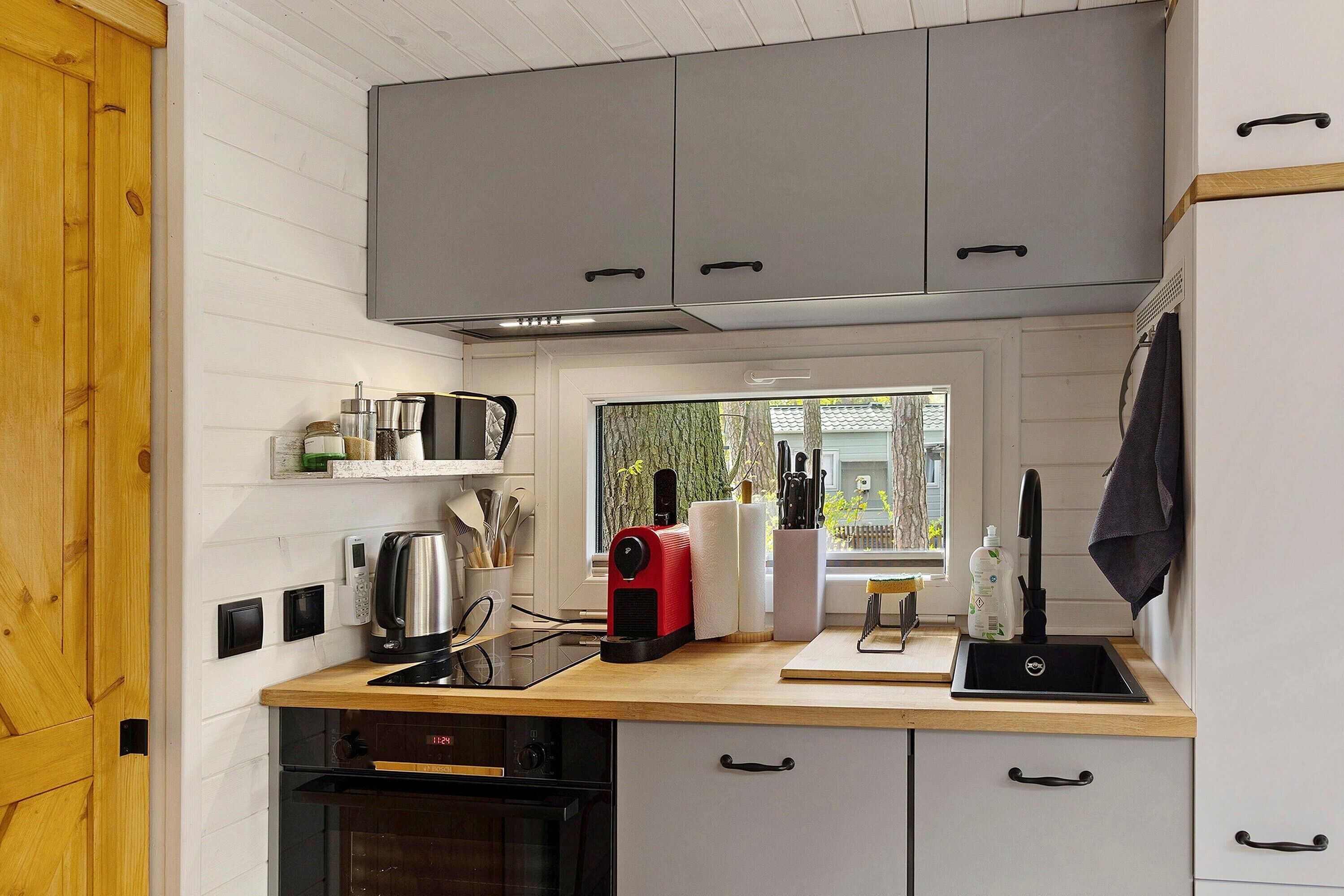 Fridge, oven, stovetop, dishwasher