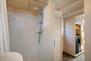 Douche, sèche-cheveux, serviettes fournies