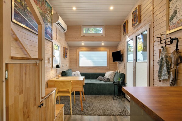 TV - Tiny Home 'Tiny House Nr 1' with Private Terrace, Wi-Fi, and Air Conditioning (Schwielowsee)