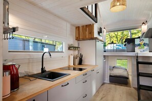 Kjøleskap, mikrobølgeovn, kokeplater og oppvaskmaskin