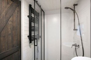 Dusche, Haartrockner, Handtücher