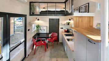 Fridge, microwave, stovetop, dishwasher