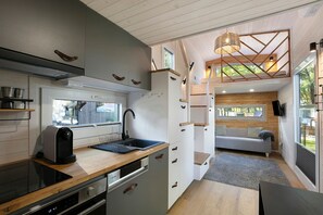 Frigorifero, microonde, piano cottura, lavastoviglie