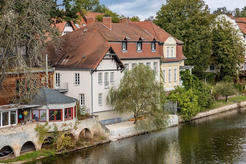 Ferienwohnung 'Saale Fewo Mit Burgblick' mit Seeblick, Gemeinschaftsgarten und Wi-Fi