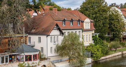 Ferienwohnung 'Saale Fewo Mit Burgblick' mit Seeblick, Gemeinschaftsgarten und Wi-Fi