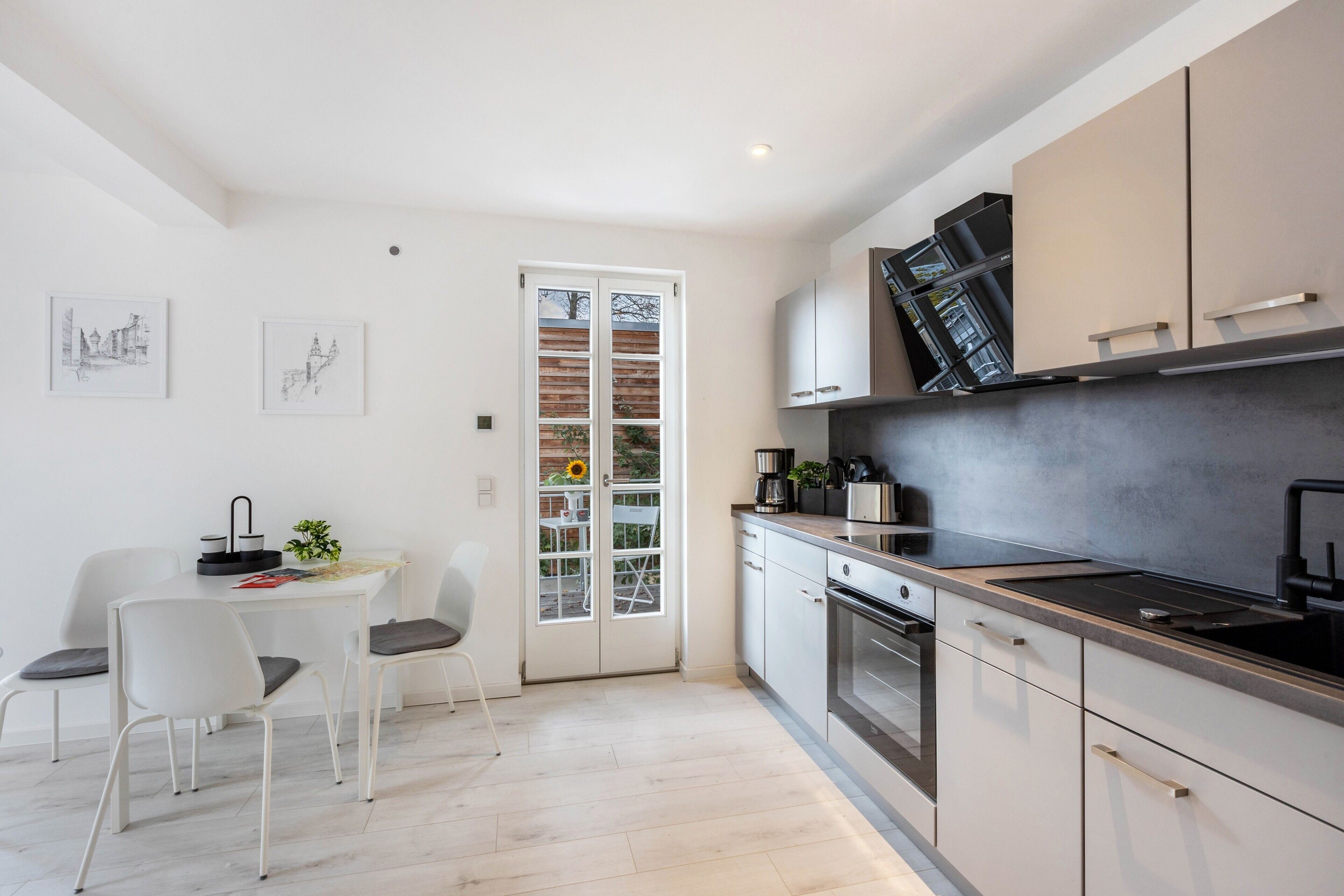 Réfrigérateur, un four, surface de cuisson, lave-vaisselle