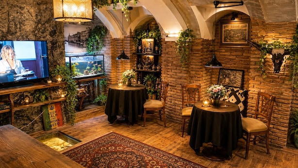 Una habitación acogedora con paredes de ladrillo, muebles de madera y un televisor.