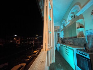 Family Apartment, Mountain View | Private kitchen | Microwave