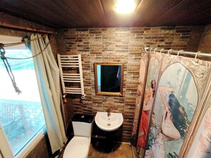 Family Apartment, Mountain View | Bathroom | Free toiletries, soap, shampoo, toilet paper - Winetorium (Tbilisi)