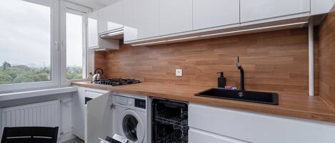 Réfrigérateur, un four, surface de cuisson, lave-vaisselle