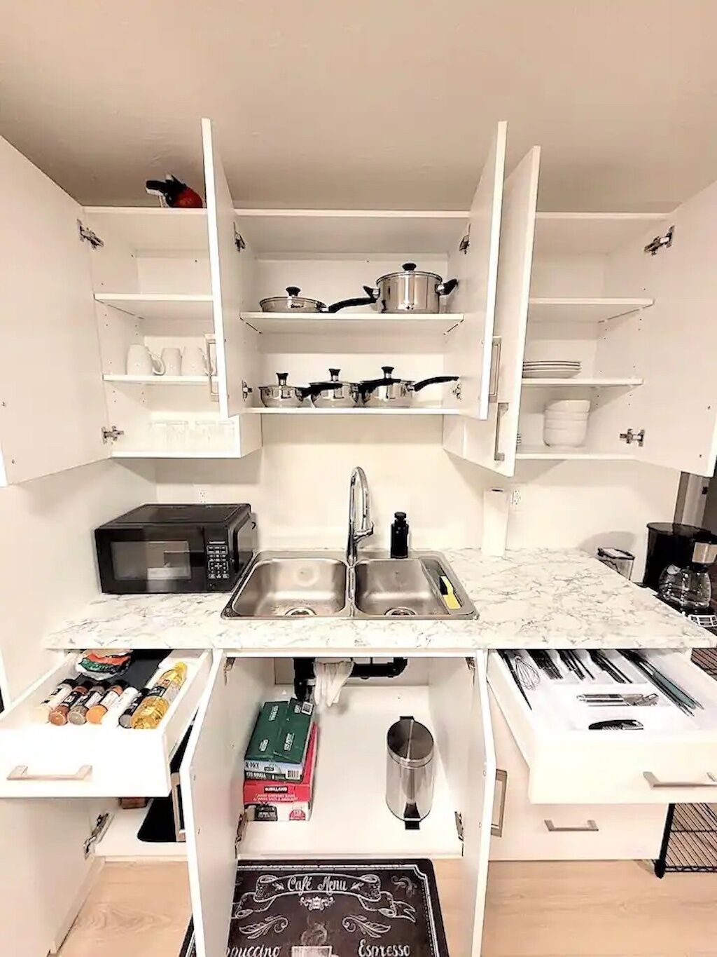 Kühlschrank, Mikrowelle, Herdplatte, Wasserkocher mit Kaffee-/Teezubehör