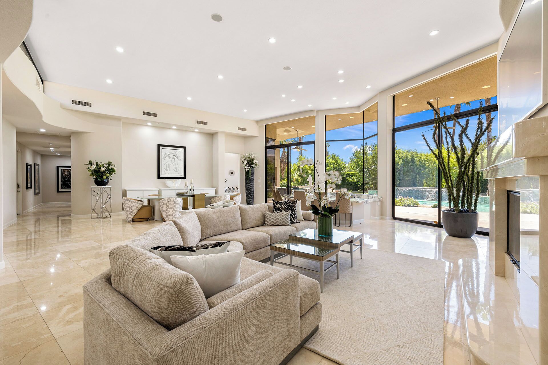 تلفزيون، مدفأة، مكتب