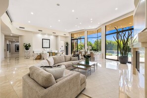 TV, fireplace, offices - 'Sun Stone' Half an acre in Rancho Mirage (Rancho Mirage)