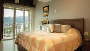 Apartemen Comfort, balkon, pemandangan pantai | 3 kamar tidur, tirai kedap cahaya, dan setrika/meja setrika