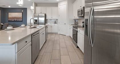 Mansion w/ Themed Bedrooms, Slide thru Wall, 3x Arcades, Theater, Grill, 1GB: Sunnyside