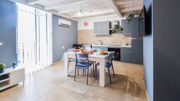 Kühlschrank, Geschirrspüler, Wasserkocher mit Kaffee-/Teezubehör