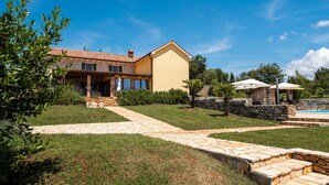 A two-story house with a stone pathway leading to the entrance, a swimming pool, and a stone patio. - Villa Nina (Istria - Buje) (Buje)
