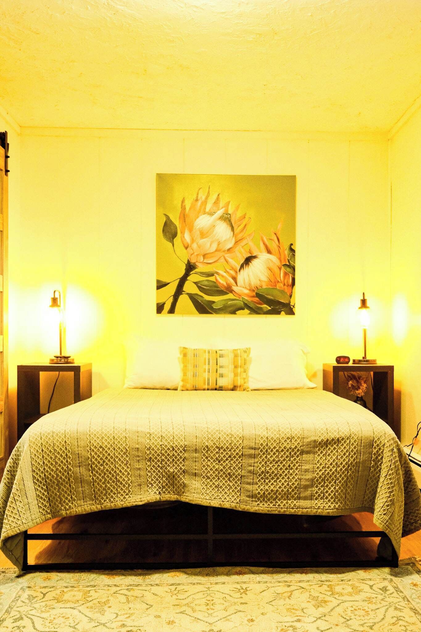 1 soverom, skrivebord, strykejern/-brett og reiseseng for barn