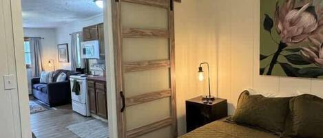 1 Schlafzimmer, Schreibtisch, Bügeleisen/Bügelbrett, Reisekinderbett