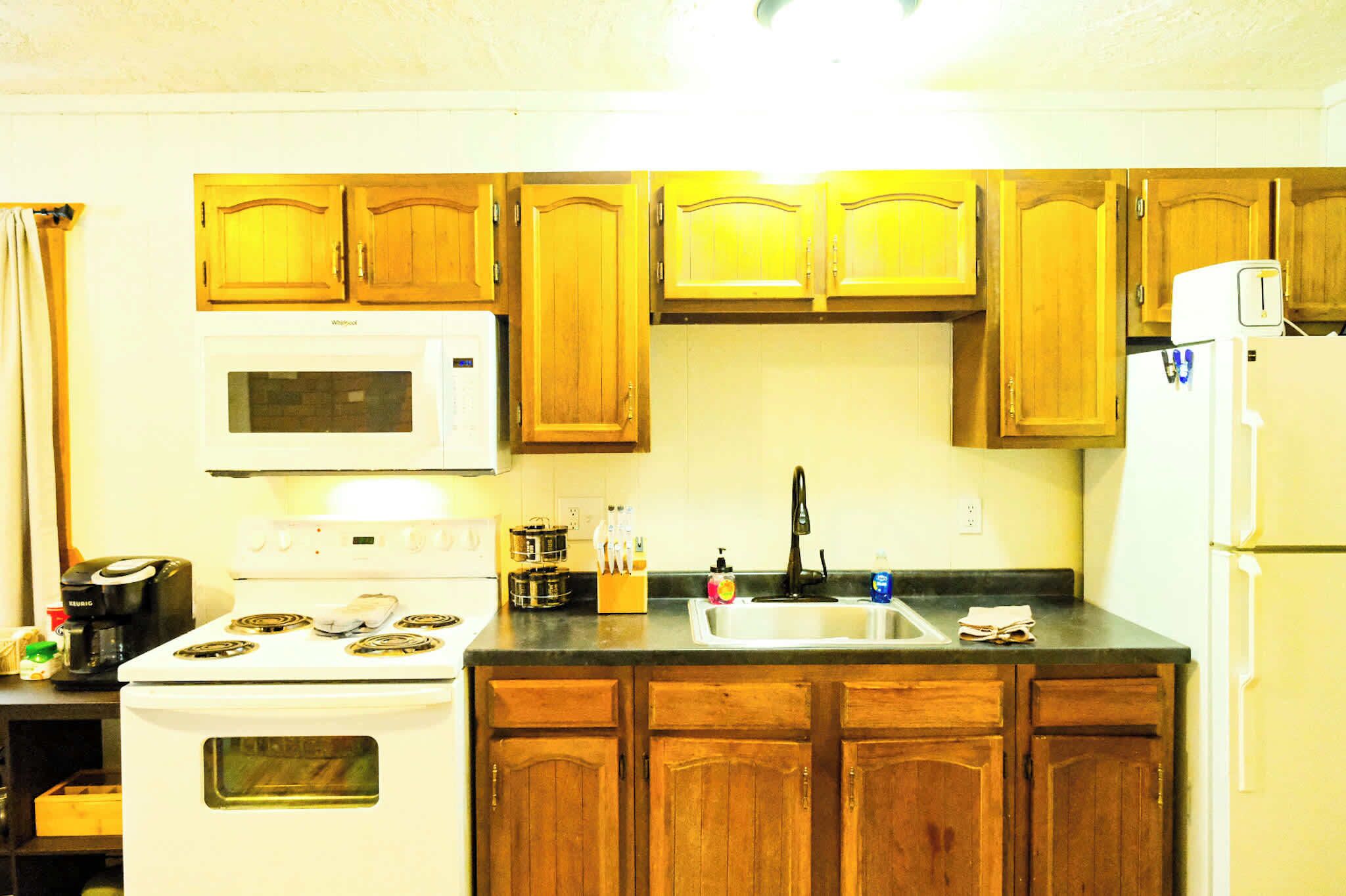 Kjøleskap, mikrobølgeovn, ovn og kokeplater