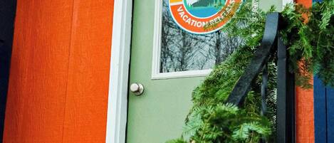 Une porte ornée d’un logo circulaire sur lequel on peut lire : « Your North Vacation Inn ».
