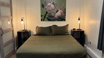 1 chambre, bureau, fer et planche à repasser, lit parapluie