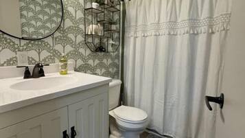 Douche, sèche-cheveux, serviettes fournies