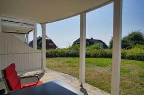 Terrace/patio - Terrace, free use of the AHOI adventure pool and sauna - Sea view apartment 02 - (Göhren)
