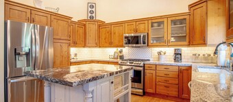 Cranbrook Cottage - Family Home + Hot Tub + Pool Table