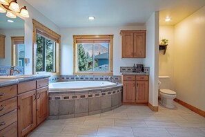Shower, jetted bath, hair dryer, towels - Cranbrook Cottage - Family Home + Hot Tub + Pool Table (Hailey)