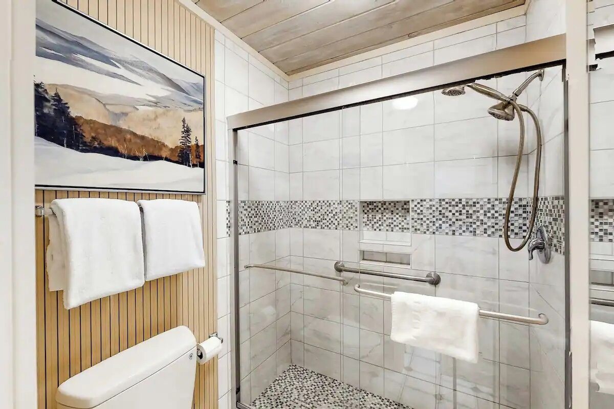 Een douche, een haardroger, handdoeken