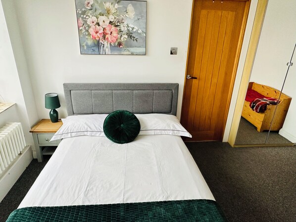 Apartamento estándar, vistas a la ciudad | Escritorio y espacio para trabajar con un portátil