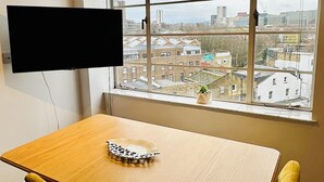 標準公寓, 城市景觀 | 起居區 | 43-吋智慧型電視、數位頻道、Netflix、串流服務
