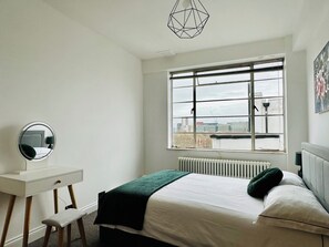 Standaard appartement, uitzicht op de stad | Een bureau, een laptopwerkplek, een strijkplank/strijkijzer, gratis wifi