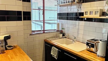 Appartement Standard, vue ville | Cuisine privée | Grand réfrigérateur, micro-ondes, four, plaque de cuisson