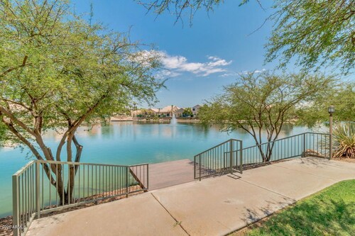 Beautiful Ahwatukee Condo 2 King beds Heated Pool Jacuzzi and Gym!