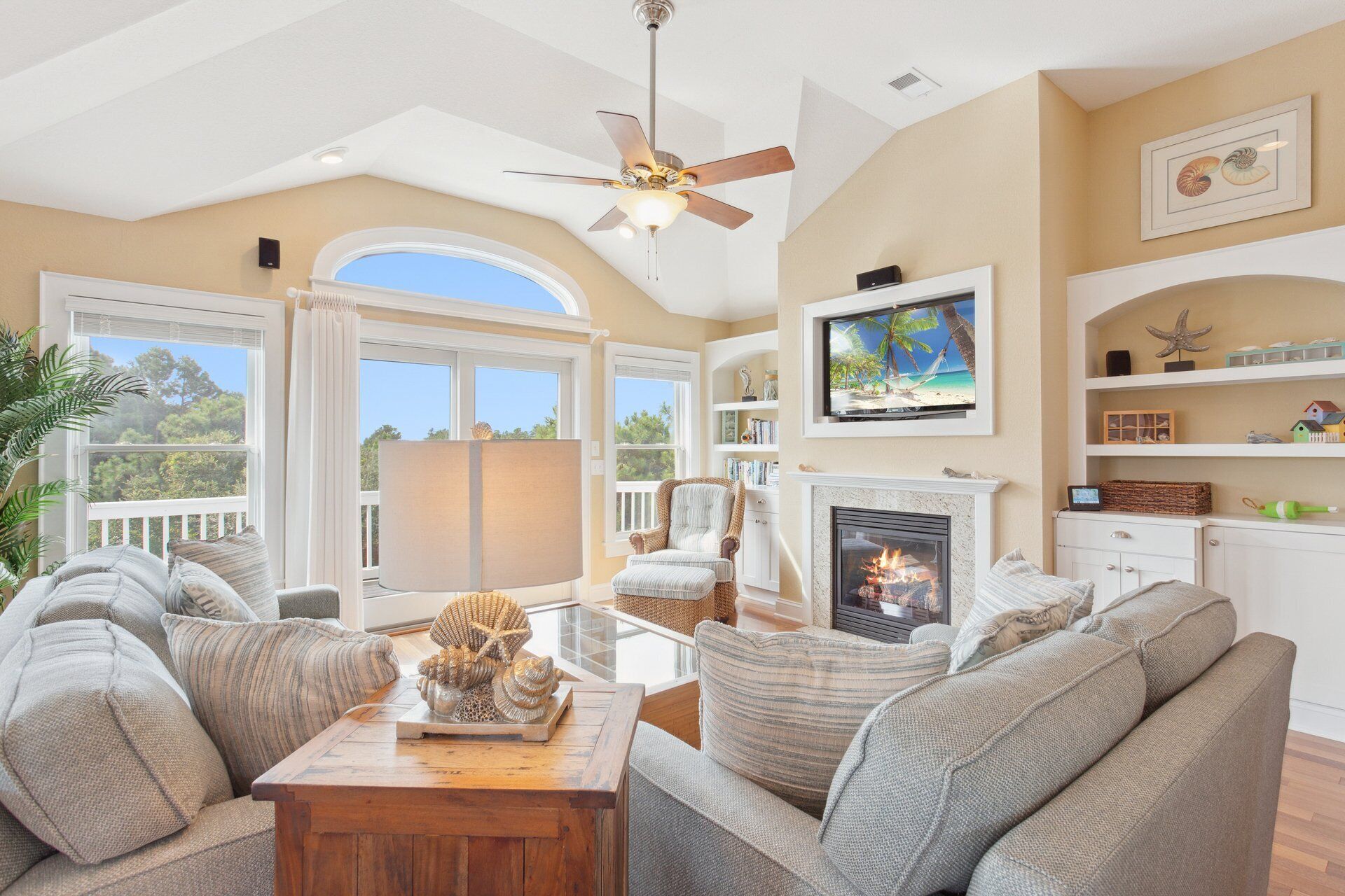 Fernseher, Kamin, Tischfußball