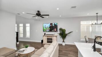 Smart TV, futbolito, tenis de mesa y biblioteca musical