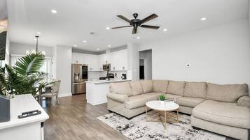 Smart TV, futbolito, tenis de mesa y biblioteca musical