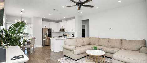 Smart-TV, Tischfußball, Tischtennisplatte, Musikbibliothek