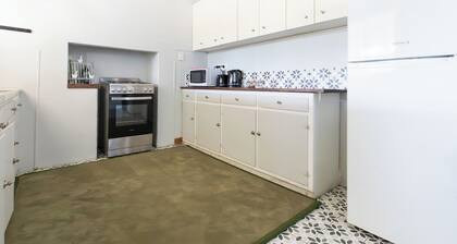 Cosy and historic 2-bedroom apartment. 5kms from Castlemaine. 2kms from Calder.
