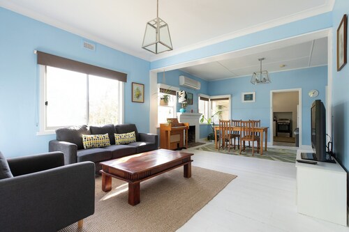 Cosy and historic 2-bedroom apartment. 5kms from Castlemaine. 2kms from Calder.