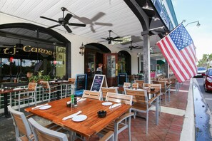 Outdoor dining - Venice Beach 2 Bedroom Condo with Beach Access+Community Pool (Venice)