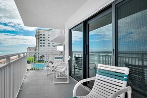 Property grounds - Direct oceanfront 2/2 condo with a large balcony and a heated beachfront pool (New Smyrna Beach)