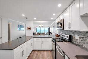 Fridge, microwave, oven, stovetop - Direct oceanfront 2/2 condo with a large balcony and a heated beachfront pool (New Smyrna Beach)