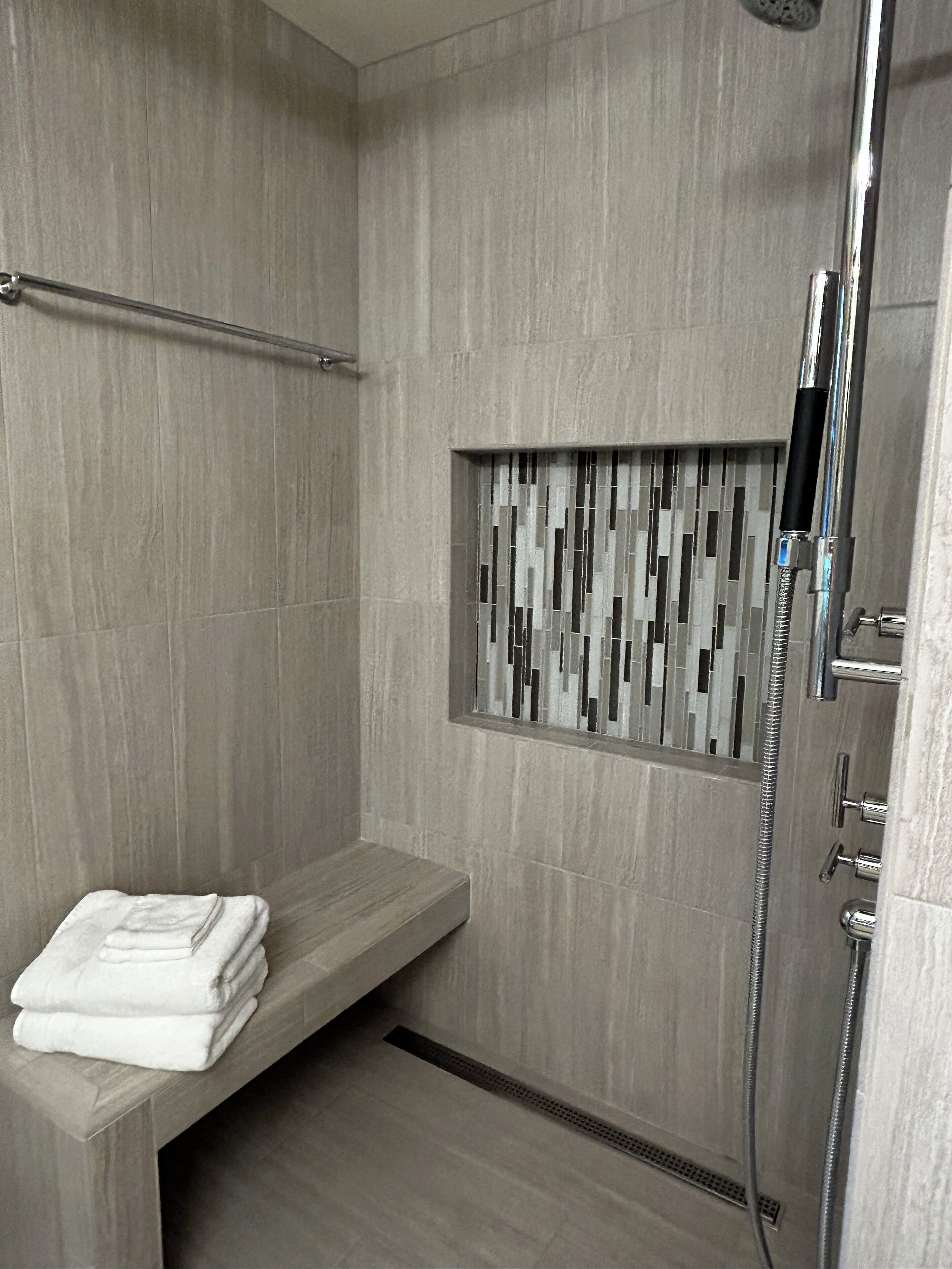 Dusche, Haartrockner, Handtücher, Seife