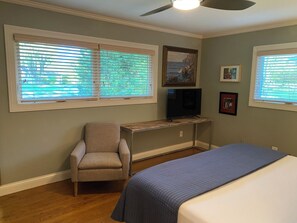 2 bedrooms, desk, iron/ironing board, WiFi