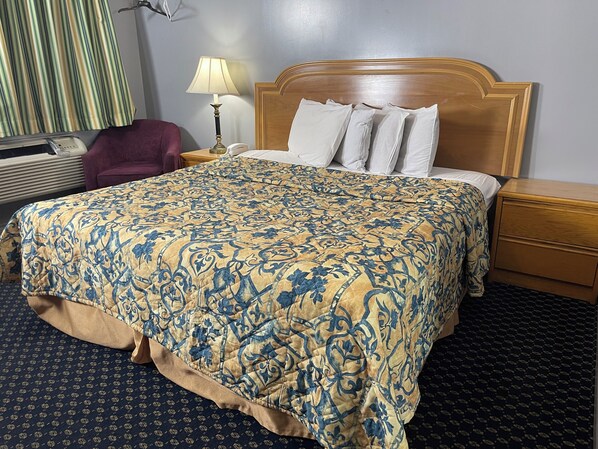 Comfort Room, 1 King Bed, Non Smoking | Desk, laptop workspace, free WiFi - WAYFARE MOTEL (Guelph)