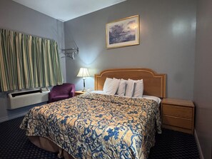 Comfort Room, 1 King Bed, Non Smoking | Desk, laptop workspace, free WiFi - WAYFARE MOTEL (Guelph)