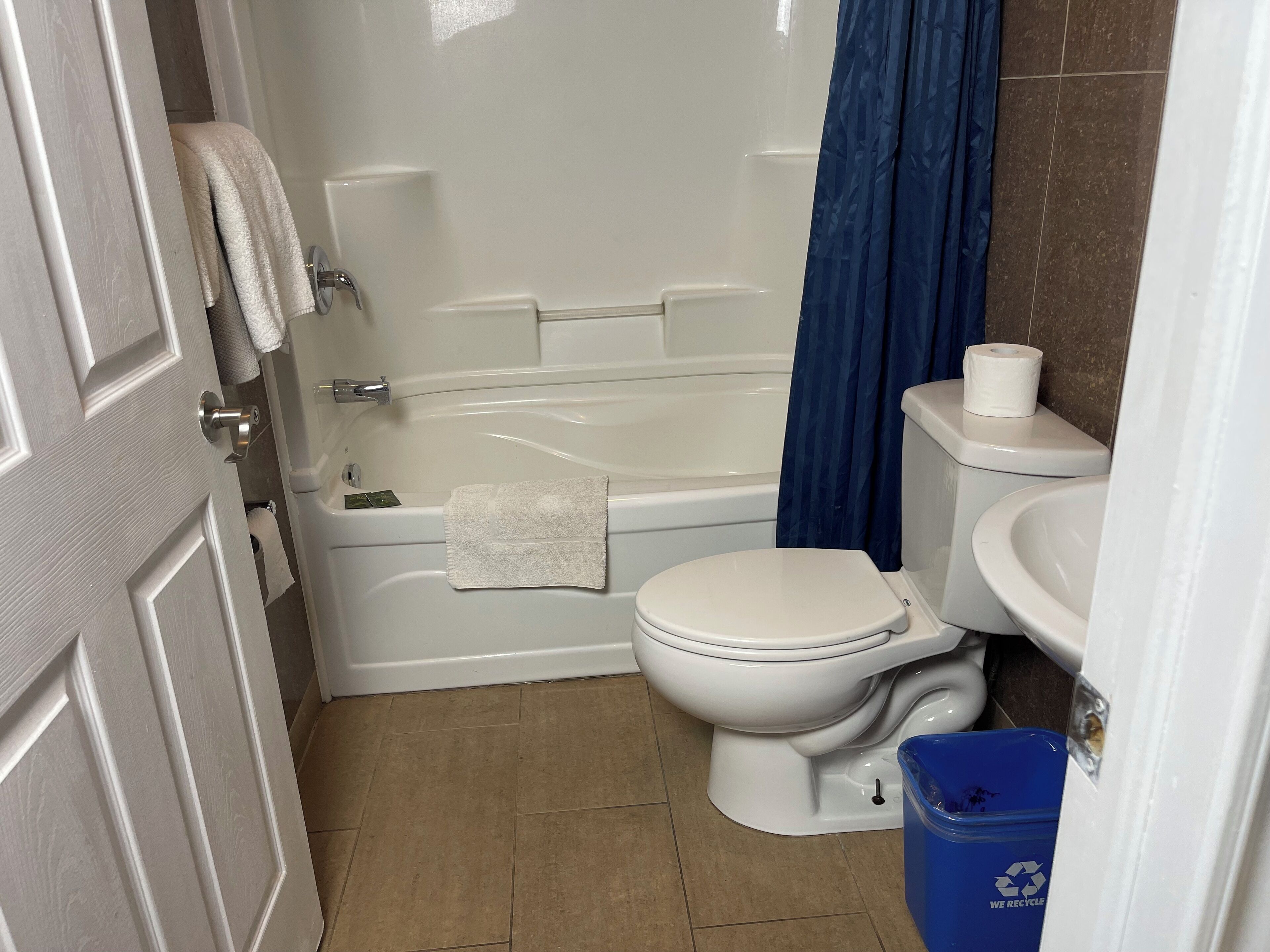 Un baño con inodoro, bañera y lavamanos.